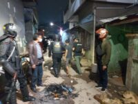 DENDAM LAMA. Polisi menyisir kawasan Jalan Kandea setelah perang kelompok yang berujung pada pembakaran lima unit rumah di kawasan itu, Selasa, 23 September 2025, malam.