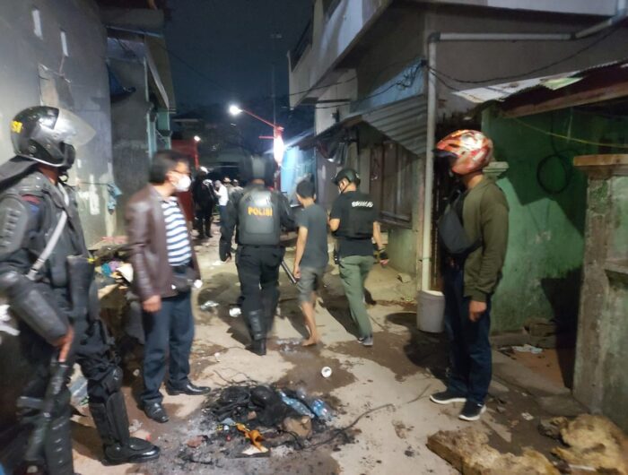 DENDAM LAMA. Polisi menyisir kawasan Jalan Kandea setelah perang kelompok yang berujung pada pembakaran lima unit rumah di kawasan itu, Selasa, 23 September 2025, malam.