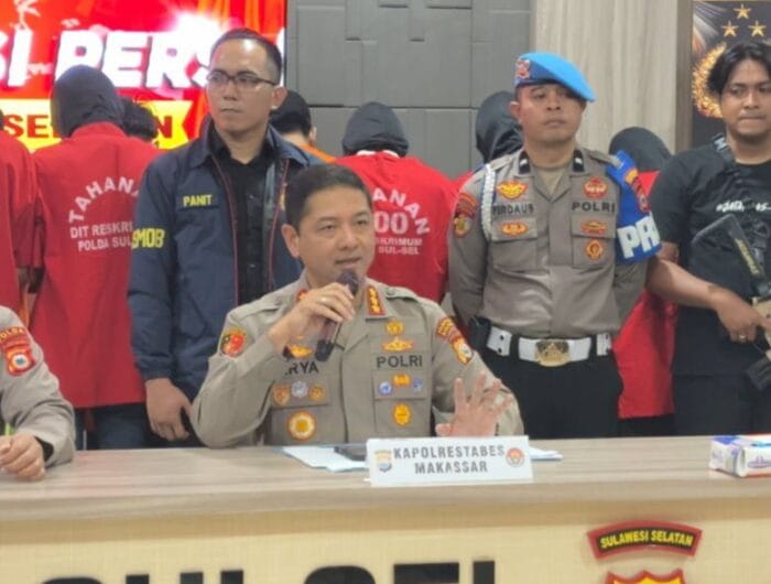 PERUSUH. Polisi mengamankan 29 tersangka kasus kerusuhan yang berujung pada pembakaran gedung DPRD Makassar dan DPRD Sulsel, akhir pekan lalu.