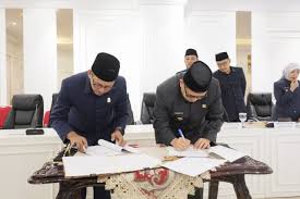 DPRD Makassar dan Wali Kota Makassar mengesahkan RAPBD Perubahan untuk Makassar. Nilai PAD Kota Makassar tembus Rp4,8 Triliun.