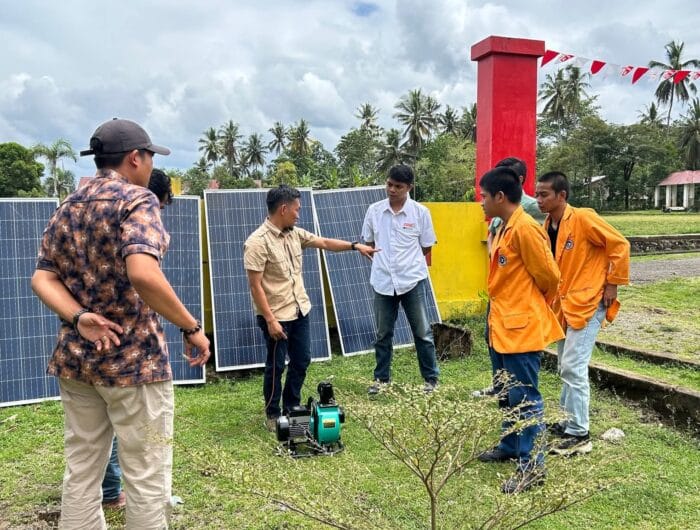 Tim dosen dari Universitas Negeri Makassar menerapkan teknologi pompanisasi berbasis tenaga surya di Desa Salassae, Kabupaten Bulukumba.