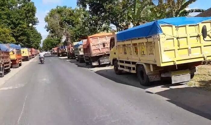TAMBANG, kendaraan truk pengangkut material tambang di Kabupaten Maros.