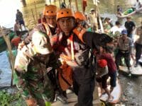 EVAKUASI. Tim SAR melakukan evakuasi terhadap jenazah Muh Nahir (45) di Kabupaten Bone, Rabu, 3 September 2025.