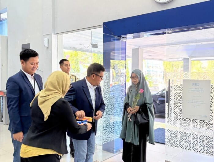 ISTIMEWA. Bank BRI kantor cabang Sungguminasa memberikan hadiah cokelat dan bunga kepada setiap nasabah yang datang.. Kegiatan ini diberikan dalam rangkaian Hari Pelanggan Nasional (HPN), 4 September 2025.