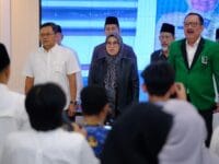 Bupati Gowa, Ssitti Husniah Talenrang saat dikukuhkan sebagai anggota kehormatan KAHMI Gowa.
