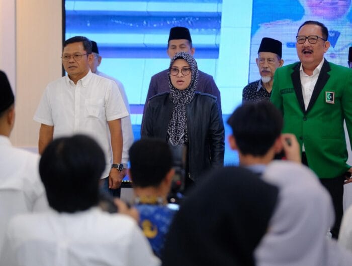 Bupati Gowa, Ssitti Husniah Talenrang saat dikukuhkan sebagai anggota kehormatan KAHMI Gowa.