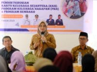 KESEJAHTERAAN RAKYAT. Bupati Gowa, Sitti Husniah Talenrang juga turun langsung mendistribusikan Kartu Keluarga Sejahtera (KKS) Program Keluarga Harapan (PKH) dan bantuan sembako bagi warga yang menjangkau lima kecamatan., Selasa, 23 September 2025.