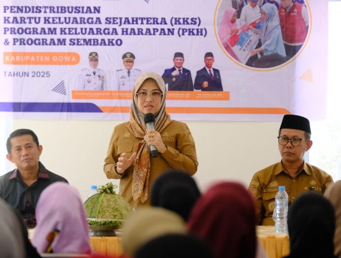 KESEJAHTERAAN RAKYAT. Bupati Gowa, Sitti Husniah Talenrang juga turun langsung mendistribusikan Kartu Keluarga Sejahtera (KKS) Program Keluarga Harapan (PKH) dan bantuan sembako bagi warga yang menjangkau lima kecamatan., Selasa, 23 September 2025.