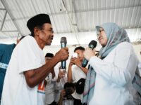 DEKAT. Bupati Gowa, Sitti Husniah Talenrang saat bertemu langsung dengan masyarakat Kecamatan Biringbulu, Rabu, 24 September 2025.