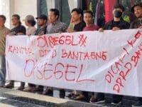 SEGEL. para buruh pabrik smelter nikel di Bantaeng melakukan aksi unjuk rasa dengan menyegel kantor DPRD Bantaeng.