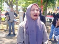 Tangis haru, Ningsih Eks karyawan PT Huadi Nickel Alloy Bantaeng yang menangis setelah aksinya dibubarkan polisi.