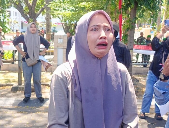 Tangis haru, Ningsih Eks karyawan PT Huadi Nickel Alloy Bantaeng yang menangis setelah aksinya dibubarkan polisi.