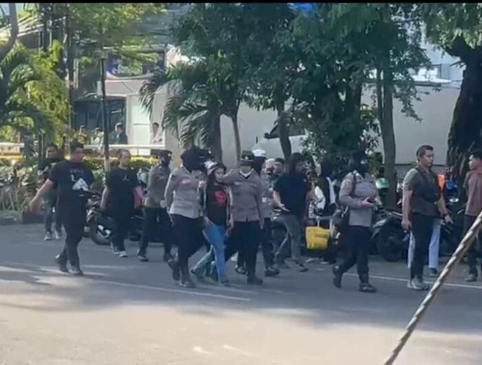 Seorang mahasiswi diamankan polisi setelah unjuk rasa di depan Mapolrestabes Makassar berujung rusuh, Senin, 1 September 2025.