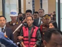 Eks Mendikbudristek Nadiem Makarim yang diborgol kejaksaan agung setelah ditetapkan tersangka dugaan korupsi Chromebook.
