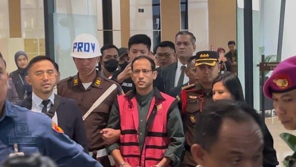 Eks Mendikbudristek Nadiem Makarim yang diborgol kejaksaan agung setelah ditetapkan tersangka dugaan korupsi Chromebook.
