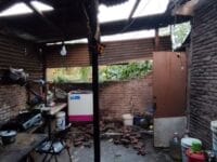 Salah satu rumah yang terkena dampak angin kencang di Kabupaten Gowa.