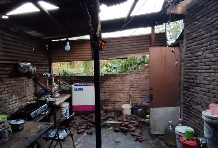 Salah satu rumah yang terkena dampak angin kencang di Kabupaten Gowa.