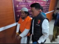 TEROR. Rudi (47) baju orange tersangka teror pembakaran tiga masjid di Sulawesi Selatan. Tiga masjid yang dibakar itu ada di Makassar, Maros dan Pangkep.