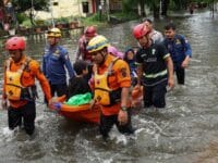 EVAKUASI. Tim penyelamat melakukan evakuasi terhadap korban banjir Makassar, beberapa bulan lalu. Kini BPBD Makassar menyiapkan alat deteksi dini banjir untuk mengurangi korban akibat bencana.
