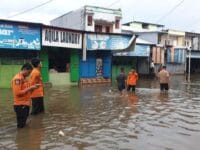 PARAH. Banjir di kawasan Paccerakkang, Kota Makassar setelah dilanda hujan deras selama satu jam, Jumat, 31 Oktober 2025.