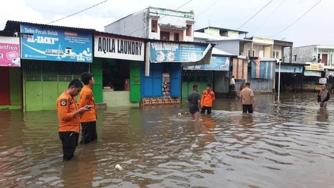 PARAH. Banjir di kawasan Paccerakkang, Kota Makassar setelah dilanda hujan deras selama satu jam, Jumat, 31 Oktober 2025.