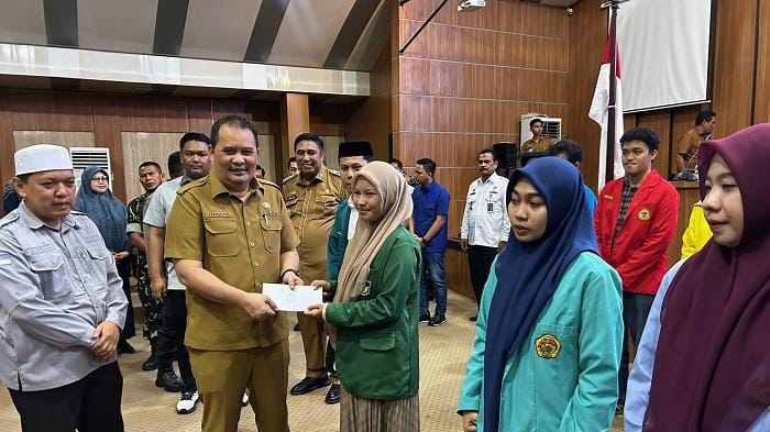 Pemerintah Kabupaten Maros melalui Baznas Maros membagikan beasiswa untuk 120 mahasiswa di Maros.