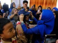 GRATIS. Bupati Gowa, Sitti Husniah Talenrang saat kembali menyalurkan bantuan seragam dan peralatan sekolah gratis bagi siswa kelas 7 di SMP Negeri 1 Sungguminasa, Jumat (3/10)