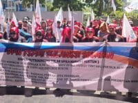 DEMO. Para pekerja metal di Makassar melakukan aksi unjuk rasa untuk meminta kenaikan UMK sebesar 10,5 persen.