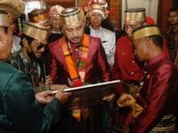 GELAR. Ketua Dewan Adat Bone memberikan gelar Bone untuk Wakil Menteri Kebudayaan Republik Indonesia Giring Ganesha Djumaryo