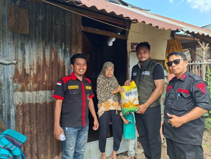 SOSIAL. Grib Jaya Kabupaten Gowa melakukan aksi sosial dalam rangka memperingati hari Sumpah Pemuda.