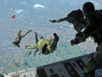 Ilustrasi: tentara melakukan terjun payung.