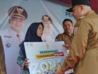 Wali Kota Makassar, Munafri Arifuddin saat menyerahkan tunjangan dan insentif tambahan untuk tenaga guru dan tenaga kesehatan yang bertugas di wilayah pulau di Makassar.