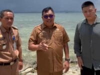LOBSTER. Bupati Takalar, Firdaus Dg Manye saat bersama dengan investor asal Cina di Teluk Laikang, Takalar.
