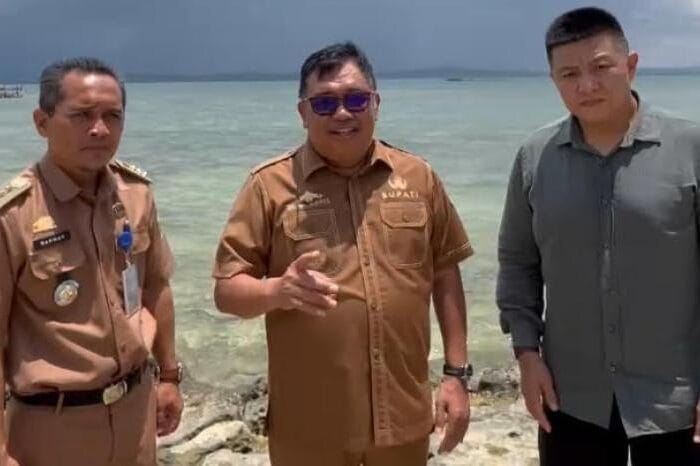 LOBSTER. Bupati Takalar, Firdaus Dg Manye saat bersama dengan investor asal Cina di Teluk Laikang, Takalar.