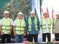 Wali Kota Makassar, Munafri Arifuddin saat melakukan groundbreaking jalan alternatif DR Leimena-Perintis Kemerdekaan.