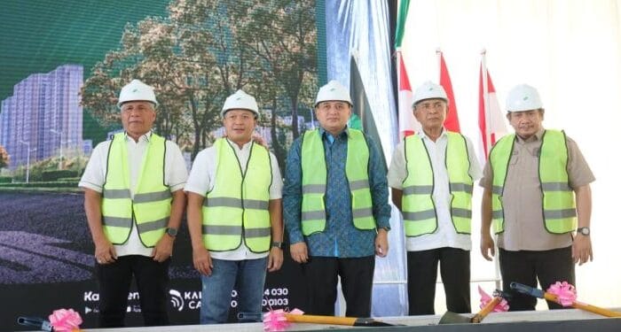 Wali Kota Makassar, Munafri Arifuddin saat melakukan groundbreaking jalan alternatif DR Leimena-Perintis Kemerdekaan.