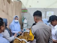 RK (25) terbaring lemas setelah sempat tenggelam di sungai Jeneberang usai melompat dari jembatan Kembar Gowa. Dia mengaku mendengar bisikan misterius.