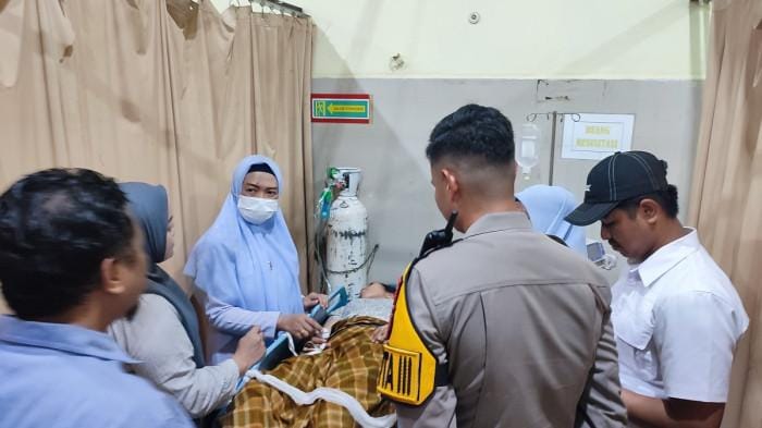 RK (25) terbaring lemas setelah sempat tenggelam di sungai Jeneberang usai melompat dari jembatan Kembar Gowa. Dia mengaku mendengar bisikan misterius.