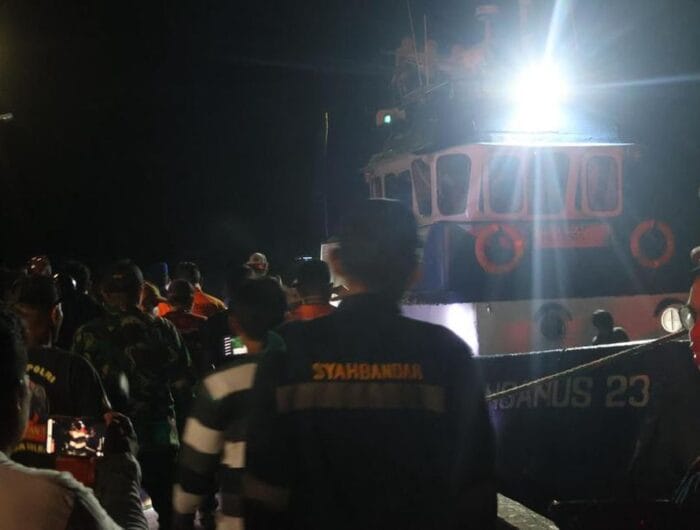 EVAKUASI. TB Ansanus 23 menyelamatkan lima penumpang KLM Fadil 12 yang karam di laut Kaltim. Lima penumpang itu adalah warga Jeneponto.