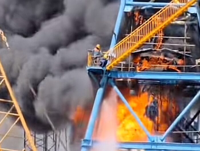 Kebakaran hebat terjadi di salah satu menara Scrubber di kawasan PT IMIP, sore ini. Tiga karyawan dilaporkan mengalami luka akibat kebakaran itu.