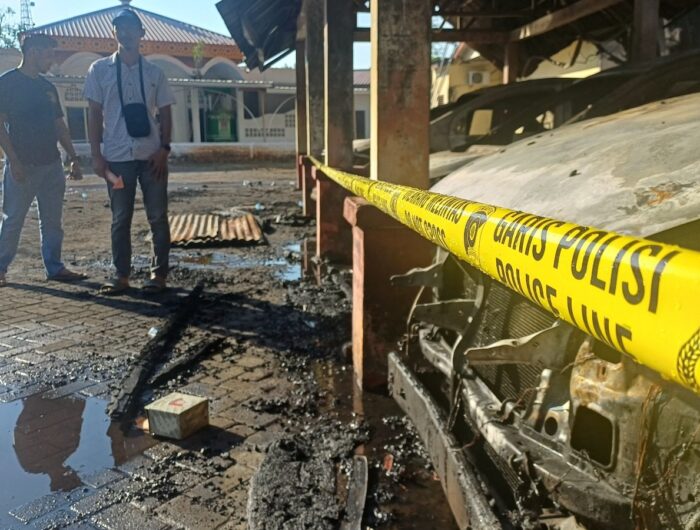 Kendaraan dinas yang terbakar di pelataran parkir kantor Bupati Bulukumba, Kamis, 9 Oktober 2025. Kebakaran ini kini dalam penyelidikan kepolisian.