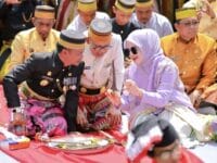 DIGOYANG. Ketua DPRD Bone, Andi Tenri Walinonong (pegang keris) di acara Hari Jadi Bone.