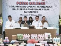 BBPOM Makassar merilis kosmetik ilegal yang diamankan di Sidrap. Kosmetik ini diedarkan oleh seorang residivis kasus yang sama.