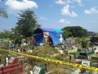 Makam seorang wanita di Makassar yang diketahui bernama Irna dibongkar kepolisian untuk kepentingan penyelidikan.