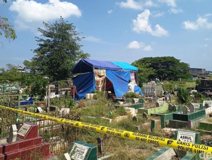 Makam seorang wanita di Makassar yang diketahui bernama Irna dibongkar kepolisian untuk kepentingan penyelidikan.