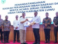 Wadirut Perum Bulog, Marga Taufiq saat bertemu dengan Bupati Luwu, Patahudding dalam rencana pembangunan pabrik penggilingan padi senilai Rp120 miliar.