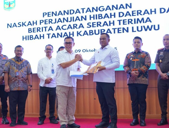 Wadirut Perum Bulog, Marga Taufiq saat bertemu dengan Bupati Luwu, Patahudding dalam rencana pembangunan pabrik penggilingan padi senilai Rp120 miliar.