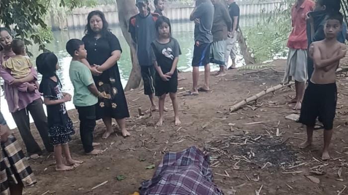 IDENTIFIKASI. Mayat perempuan tanpa busana yang ditemukan mengapung di Sungai Maros diketahui bernama Herlina. Foto HO: tribun-timur