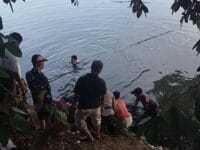 TANPA IDENTITAS. Mayat perempuan ditemukan mengapung di sungai Maros, Senin, 13 Oktober 2025, pagi ini. Foto: Tribun Timur