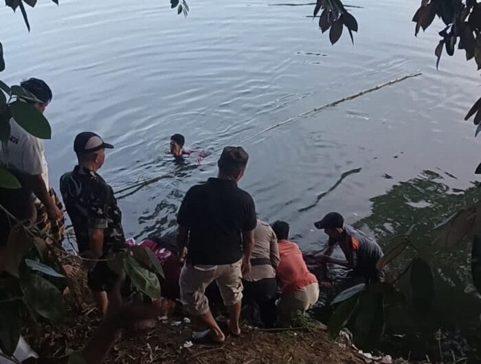 TANPA IDENTITAS. Mayat perempuan ditemukan mengapung di sungai Maros, Senin, 13 Oktober 2025, pagi ini. Foto: Tribun Timur
